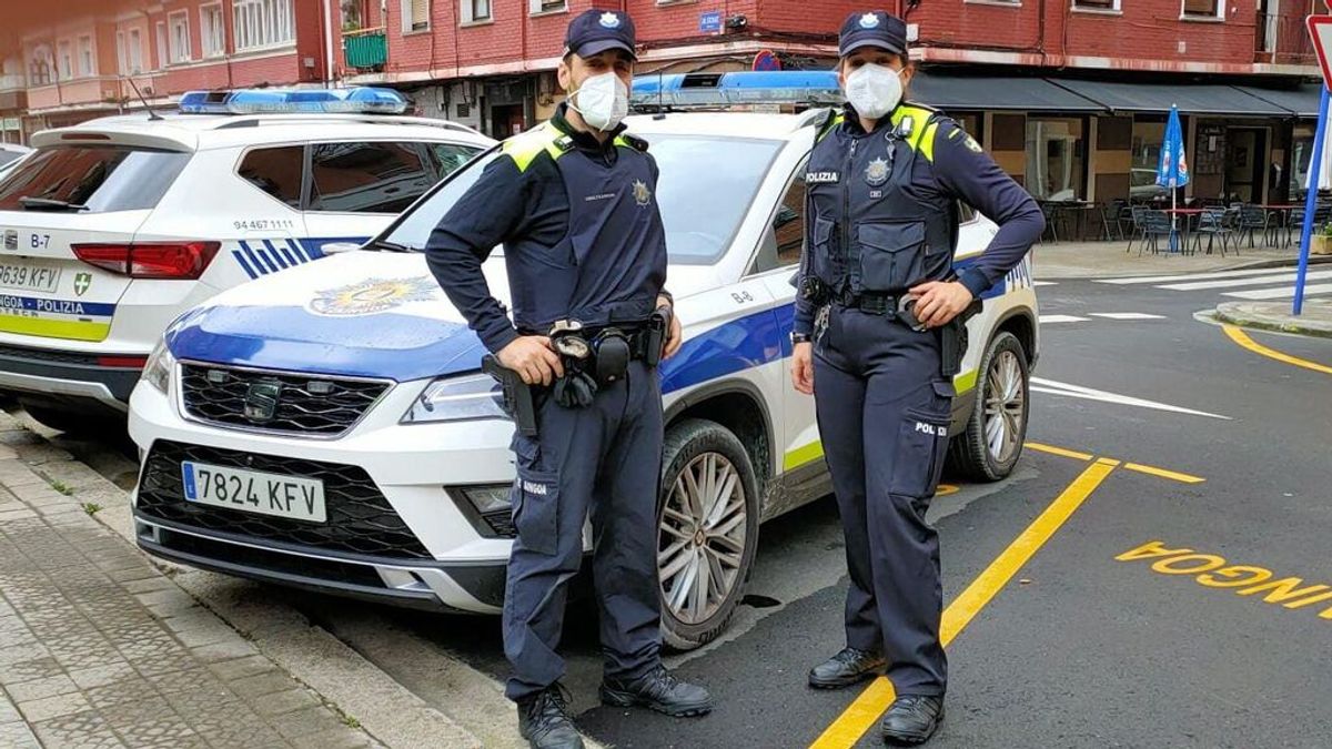 Los policías locales que rescataron a una joven en la ría de Bilbao: “Estaba flotando boca arriba. Nos miramos y nos tiramos al agua” Los policías locales que rescataron a una joven en la ría de Bilbao: “Estaba flotando boca arriba. Nos miramos y nos tiramos al agua”