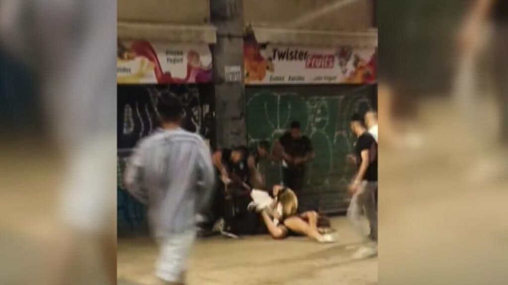 Pelea brutal a las puertas de una discoteca en Barcelona