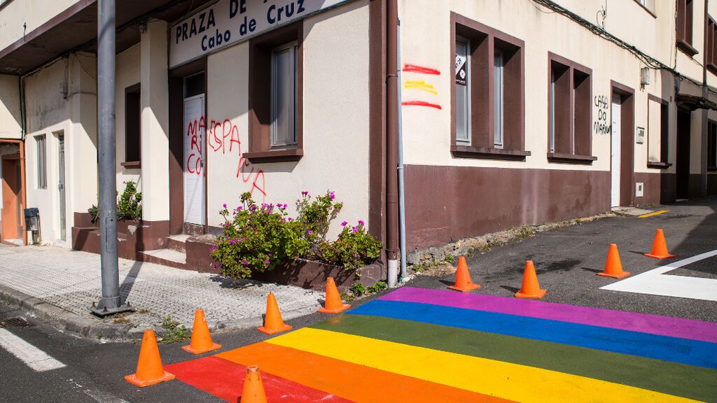 Bandera LGTB que el ayuntamiento ha pintado este lunes frente a la casa de Pablo.