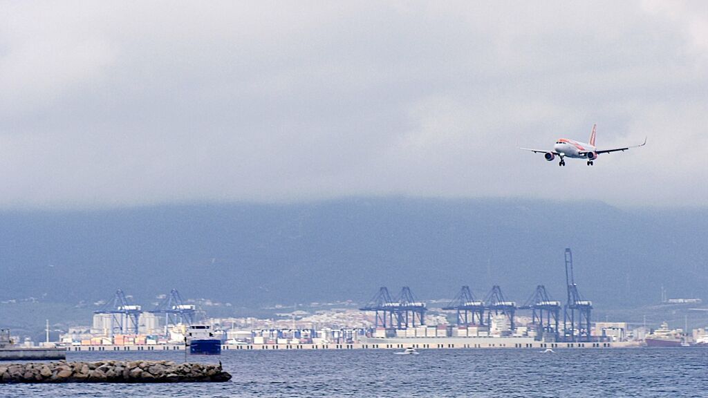 Un avión se dispone a aterrizar en el aeropuerto de Gibraltar