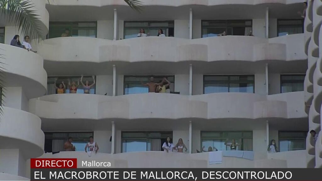 Tres estudiantes confinados del macrobrote de Mallorca, fugados
