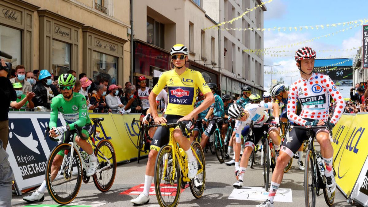 El pelotón del Tour de Francia se planta en el kilómetro 1 para protestar por las caídas de los ciclistas El pelotón del Tour de Francia se planta en el kilómetro 1 para protestar por las caídas de los ciclistas