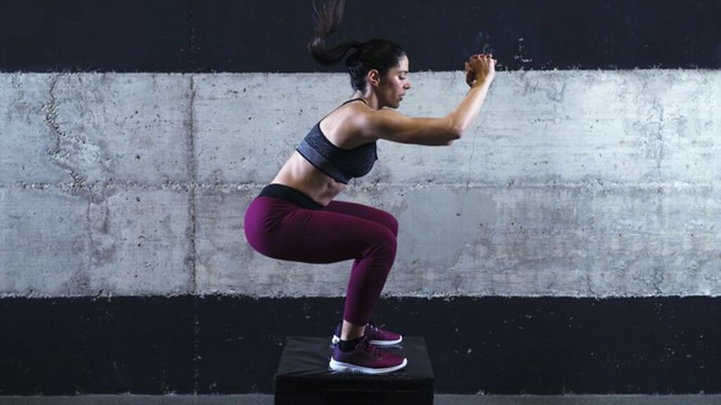 mujer-fitness-construccion-muscular-fuerte-ropa-deportiva-haciendo-entrenamiento-salto-gimnasio_342744-5