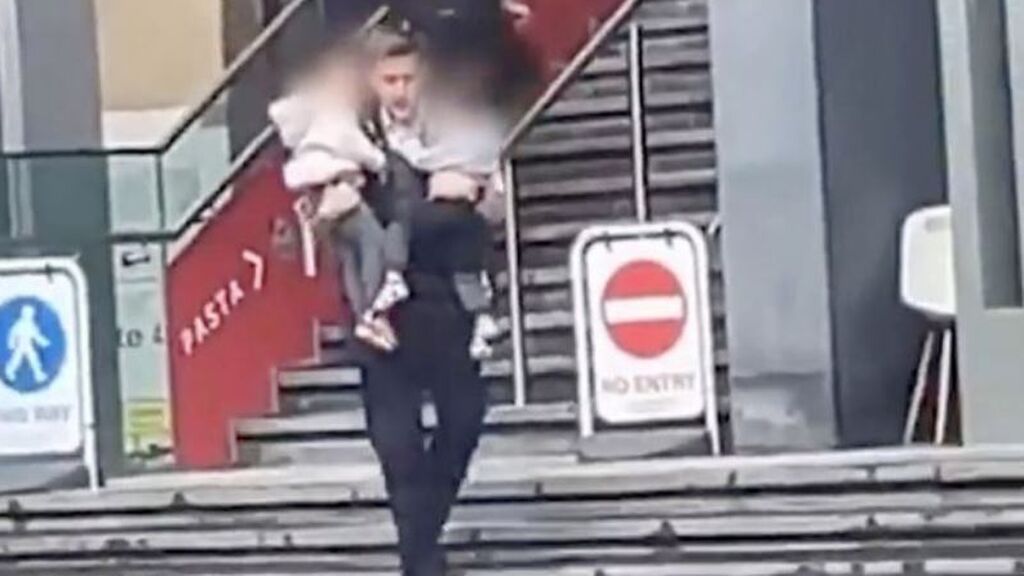 Un policía salva de las llamas a dos niños en el incendio de la estación de trenes de Londres