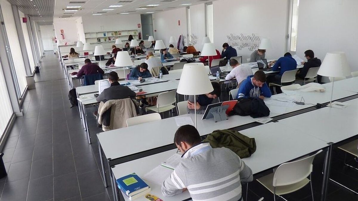 Se reduce a de 6,5 a 5 la nota mínima para acceder a becas de grado universitario y másteres habilitantes Se reduce a de 6,5 a 5 la nota mínima para acceder a becas de grado universitario y másteres habilitantes