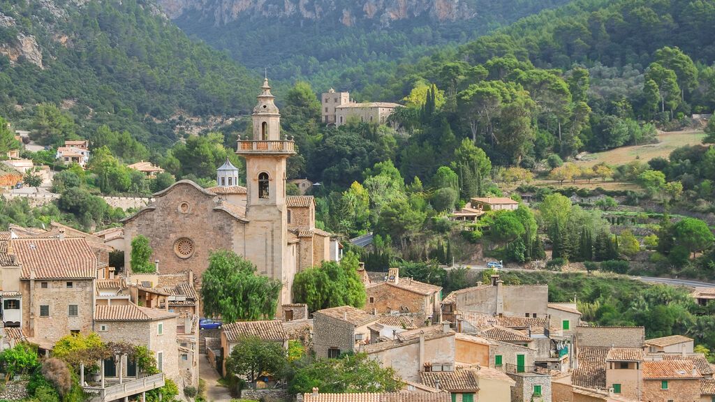 El paisaje de Valldemossa, entre la vegetación.