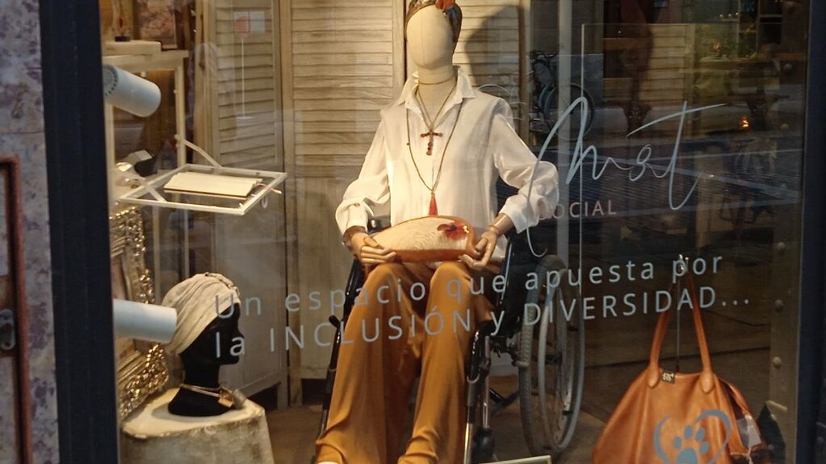 La historia del maniquí en silla de ruedas en un escaparate de San Sebastián La historia del maniquí en silla de ruedas en un escaparate de San Sebastián