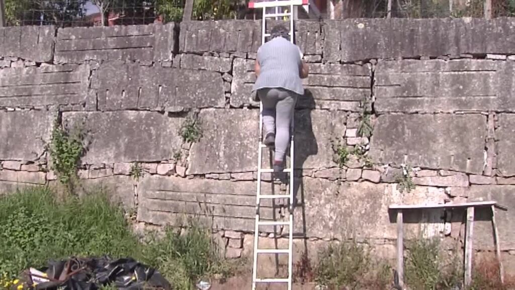 Obligada a escalar un muro para entrar en su casa de Vigo