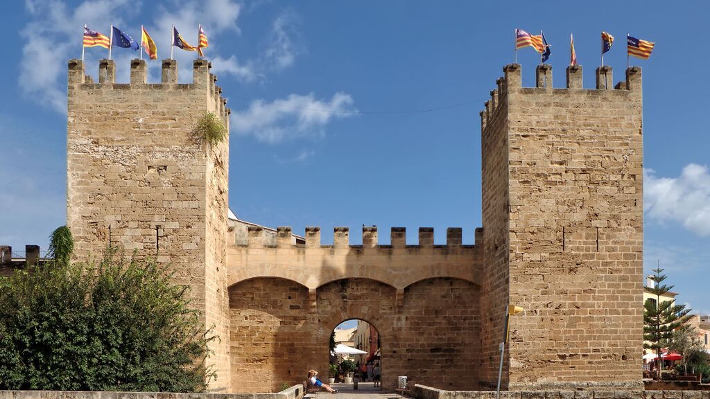 La muralla de Alcúdia cuenta con diversas puertas.
