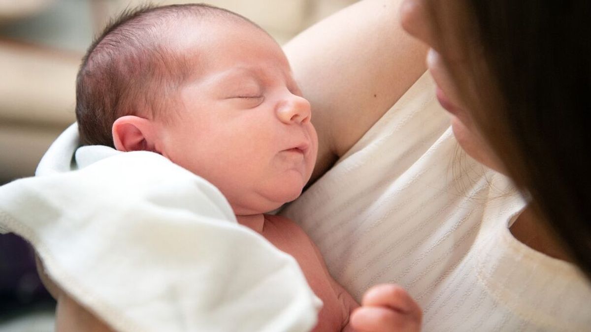 Con caricias y susurros: la mejor forma de despertar a un bebé para comer
