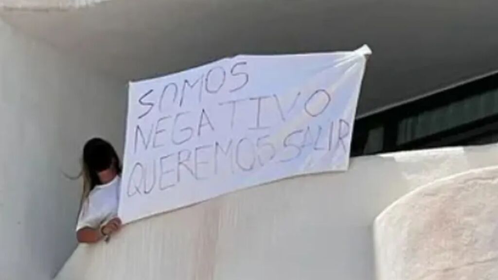 Protestas de los jóvenes en el hotel covid de Mallorca