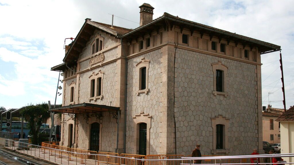 La fachada de la estación de ferrocarril de Sineu.
