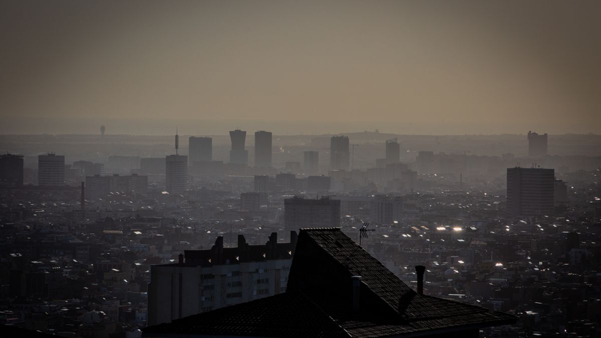 El aire de la metrópolis de Barcelona supera "puntualmente" los límites legales de contaminantes