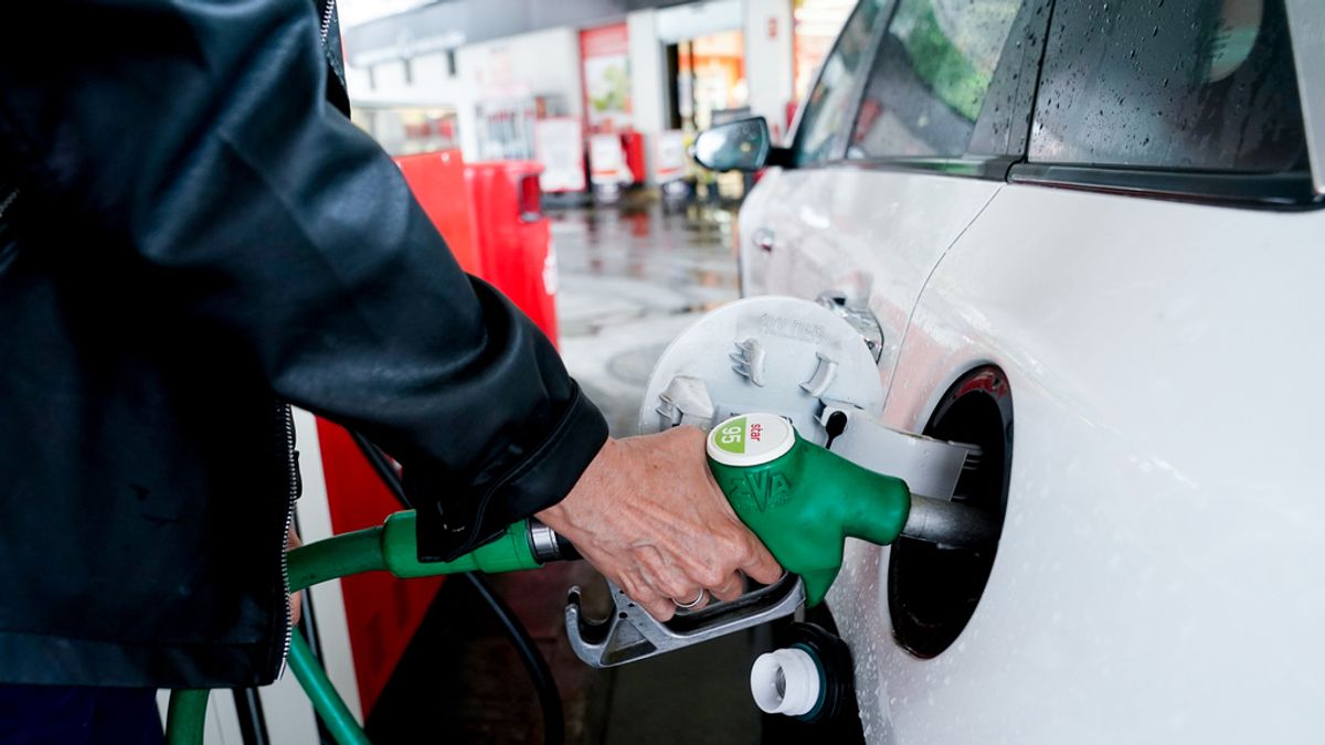Economía.- Seleccionar las gasolineras más baratas puede propiciar un ahorro anual de 250 euros, según la OCU