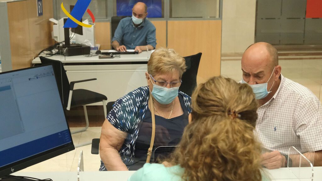 EuropaPress_3752774_empleada_atiende_dos_personas_manera_presencial_oficina_agencia_tributaria