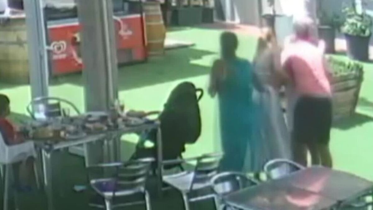 Dos policías salvan a una mujer de morir atragantada en un restaurante