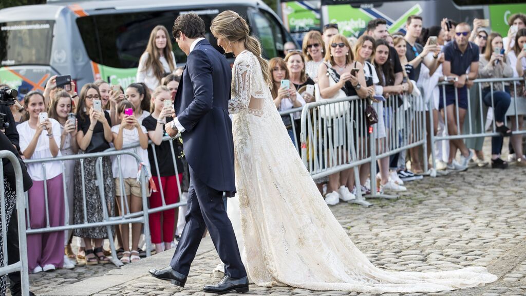 El look de María destacaba por un abrigo de estilo batín.