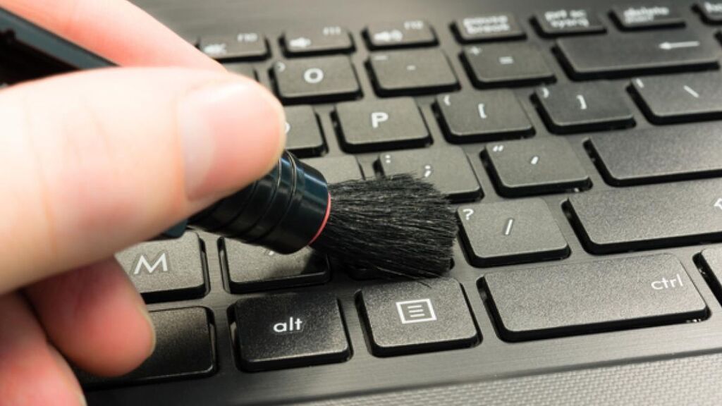 Cómo limpiar el teclado del portátil sin romper nada - Divinity