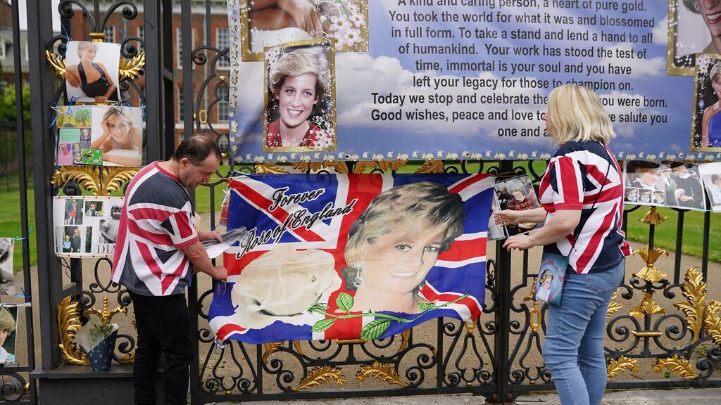 EuropaPress_3817415_30_june_2021_united_kingdom_london_people_place_flag_printed_with_image_of
