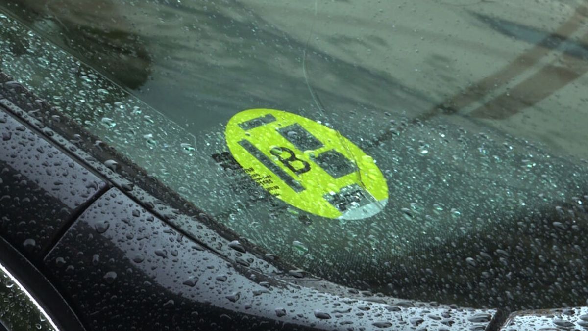 Errores en las pegatinas del coche por las que nos pueden multar Errores en las pegatinas del coche por las que nos pueden multar