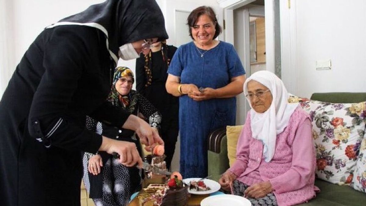 Una mujer turca afirma ser la persona más longeva tras celebrar su 119 cumpleaños