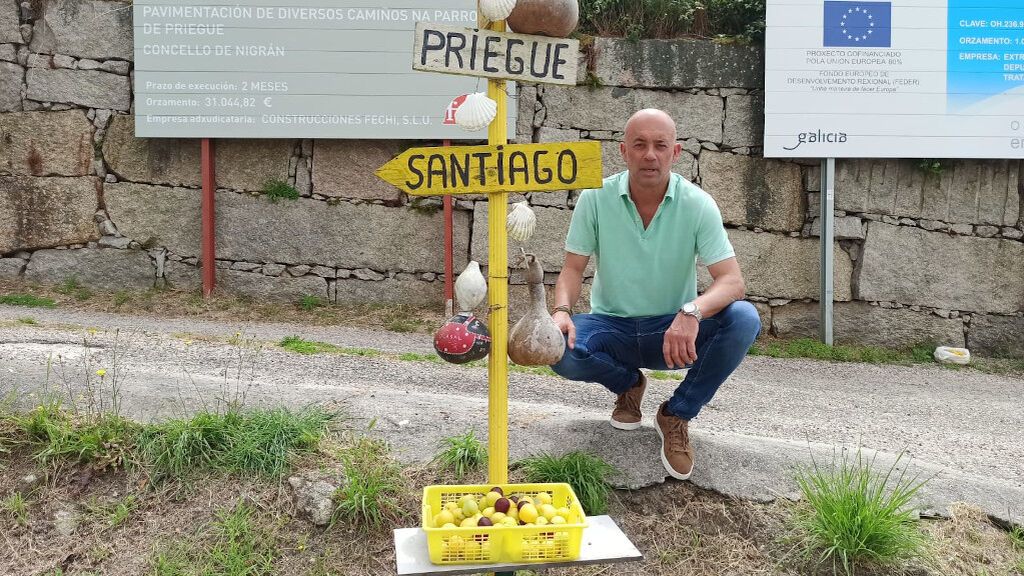 Todos los días, Paco coloca en esta cesta fruta fresca para los peregrinos