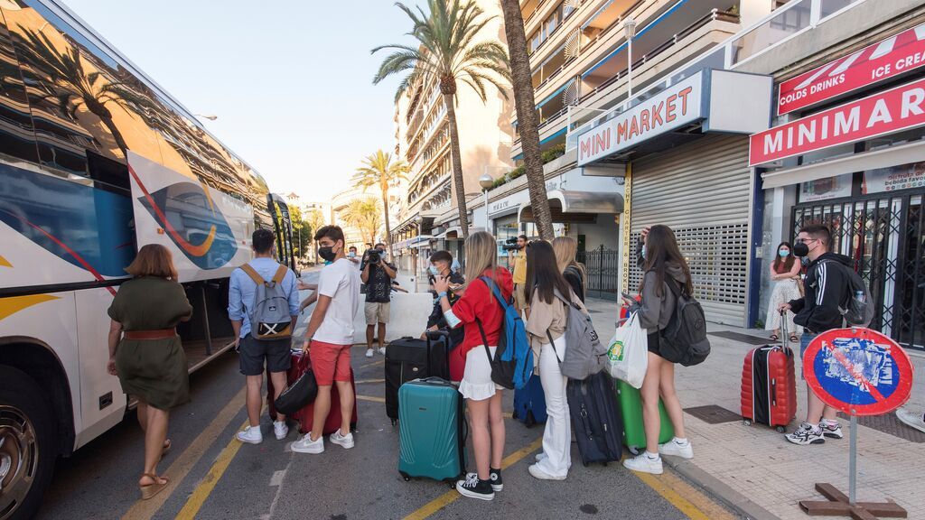 170 jóvenes negativos en covid abandonan el hotel de Palma donde estaban confinados
