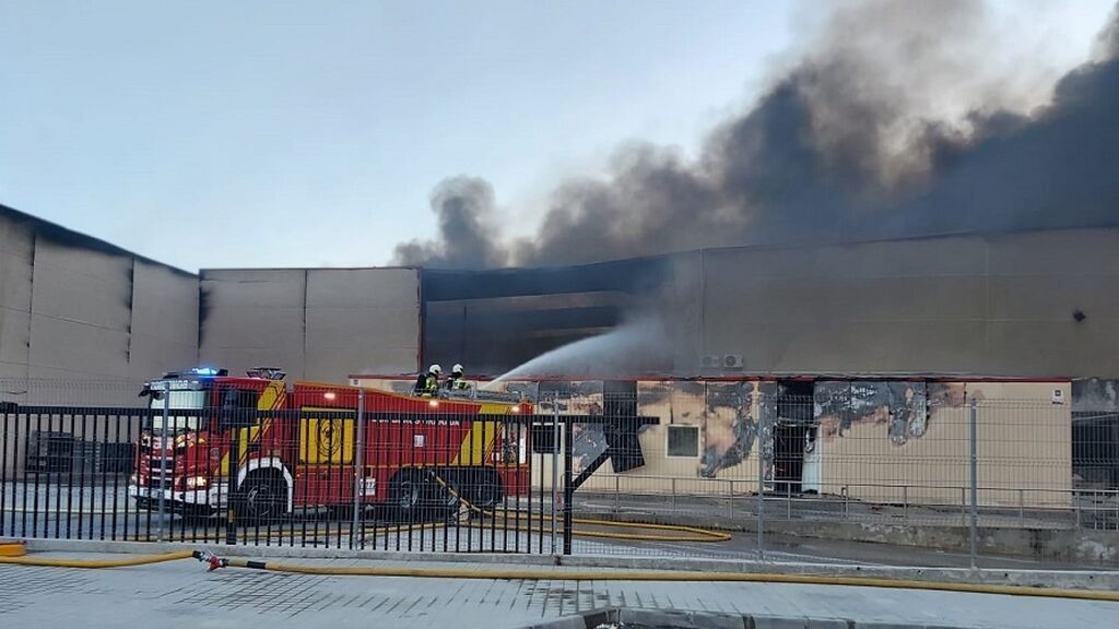 Incendio en varias naves industriales de jamones en Otura (Granada)