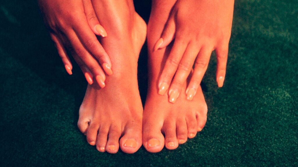 Blanco, flúor y pastel: descubre las tendencias top de pedicura para este verano