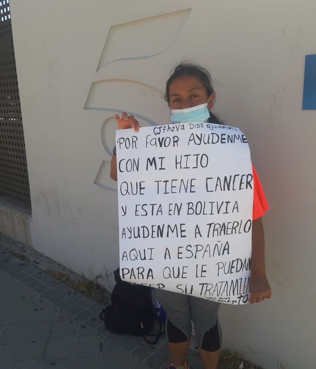 Gladys, la boliviana que lucha por traer a España a su hijo con cáncer
