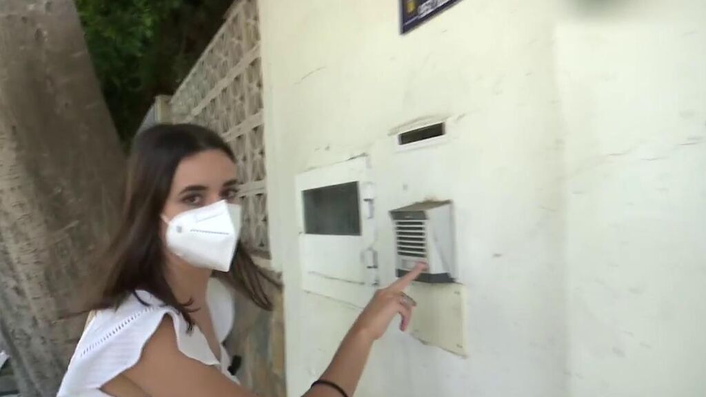 Un okupa millonario en Marbella deja de pagar los 3.500 euros de alquiler y amenaza a la reportera