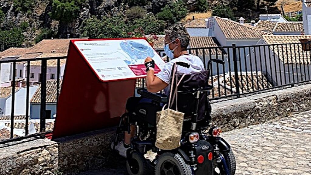 Una usuaria en uno de los miradores de Zahara