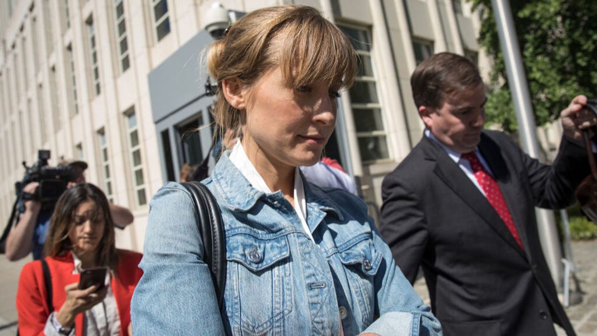 Allison Mack, actriz de 'Smallville', condenada a tres años por reclutar a mujeres para la secta Nxivm Allison Mack, actriz de 'Smallville', condenada a tres años por reclutar a mujeres para la secta Nxivm