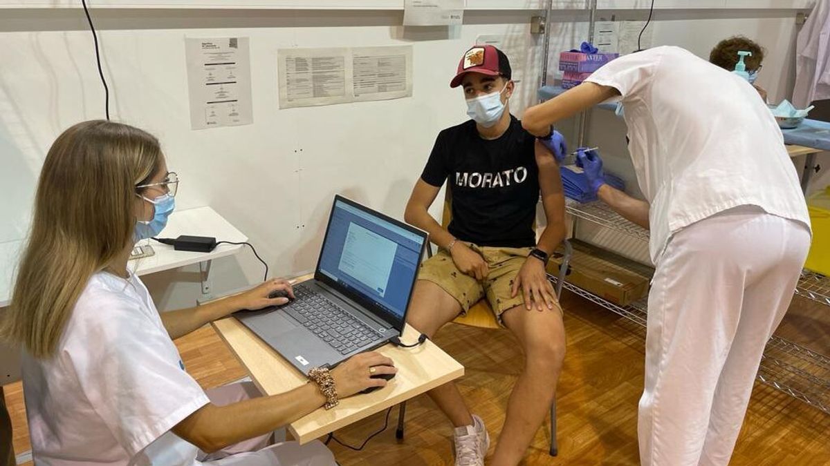 Reacción masiva de los catalanes mayores de 16 años para vacunarse: largas colas virtuales y citas agotadas