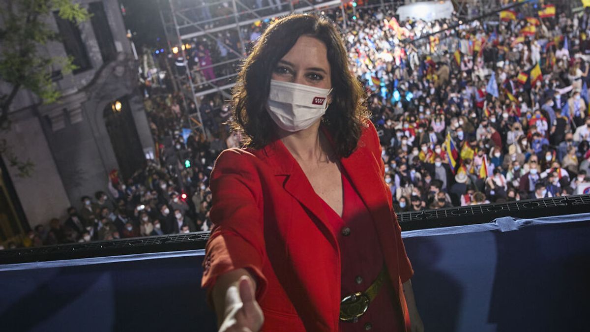 Isabel Díaz Ayuso posa en el balcón de Génova la noche electoral del 4 de mayo