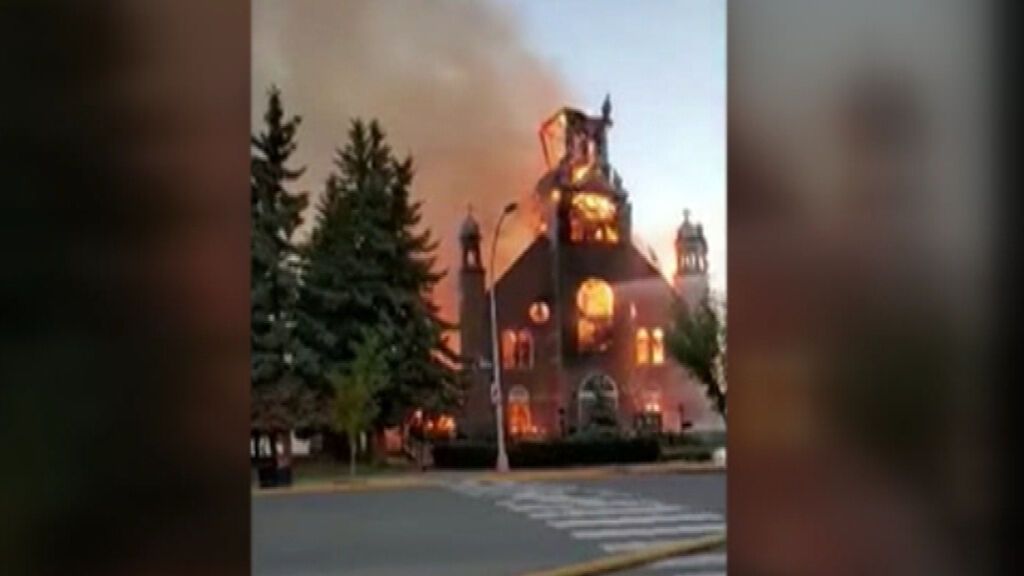 Ola de incendios en las iglesias de Canadá tras el hallazgo de miles de tumbas de niños indígenas