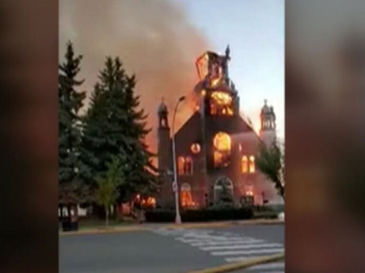 Ola de incendios en las iglesias de Canadá tras el hallazgo de miles de  tumbas de niños indígenas - NIUS