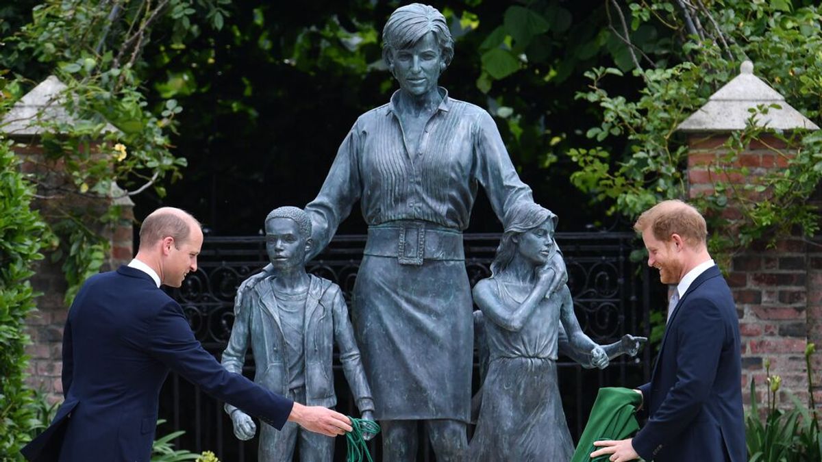 Los príncipes Guillermo y Enrique inauguran una estatua de Diana el día en que hubiera cumplido 60 años Los príncipes Guillermo y Enrique inauguran una estatua de Diana el día en que hubiera cumplido 60 años