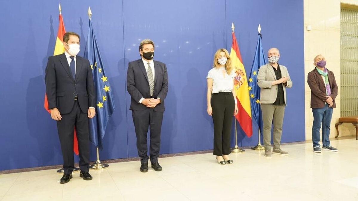 En directo: Gobierno y agentes sociales firman el acuerdo de reforma de pensiones En directo: Gobierno y agentes sociales firman el acuerdo de reforma de pensiones