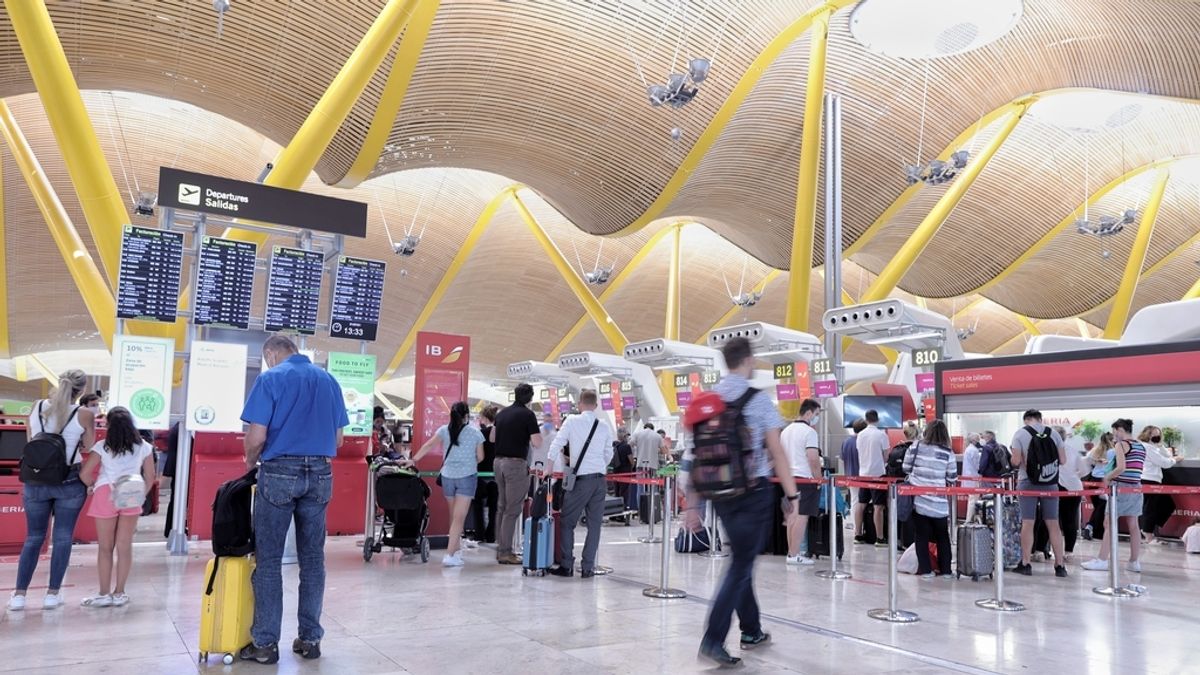 TURISMO.-Los aeropuertos españoles operarán 13.187 vuelos este fin de semana en la primera operación salida del verano