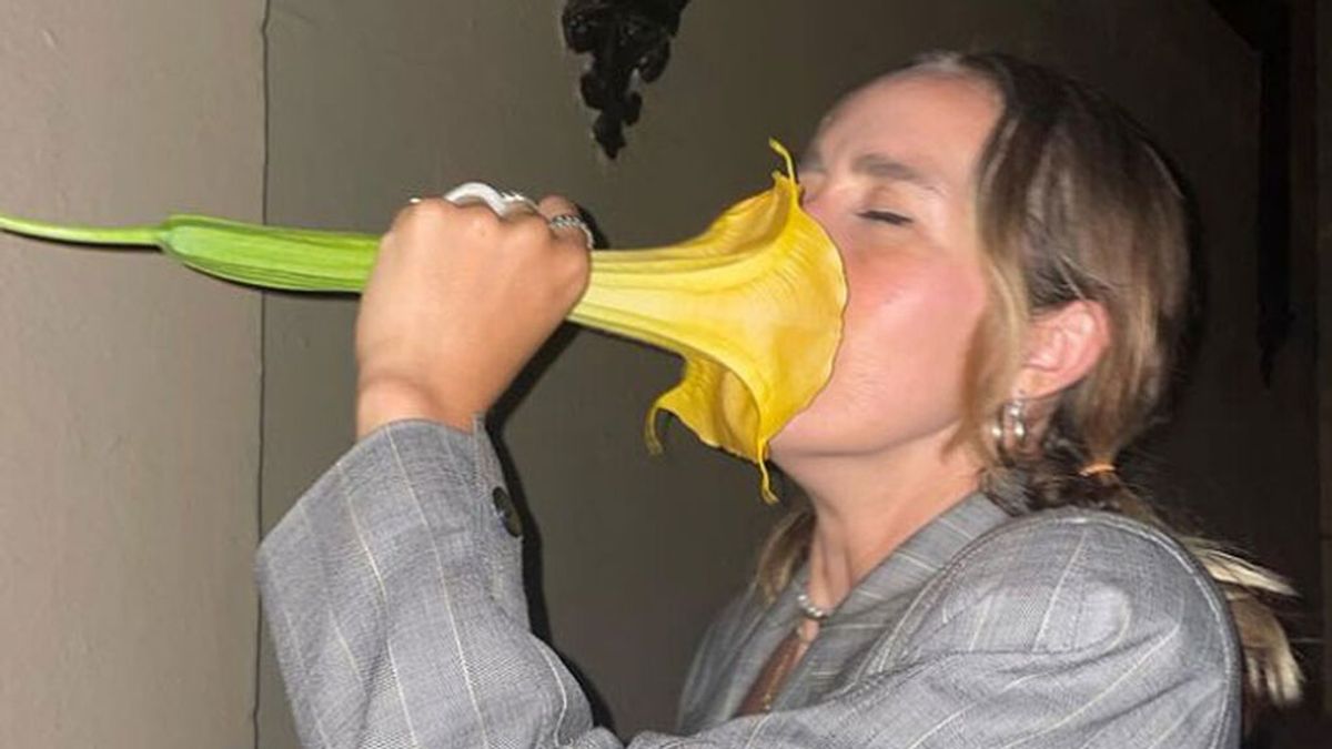 Una tiktoker sufre parálisis del sueño por oler una flor tóxica durante uno de sus vídeos