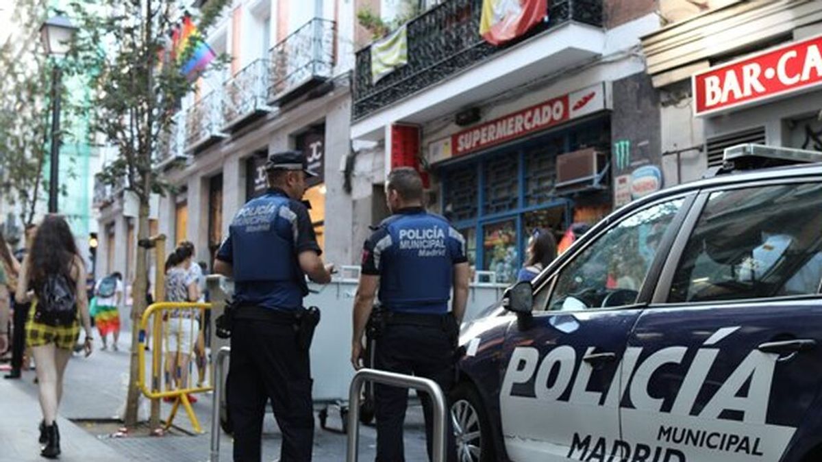 La Policía Municipal desaloja un macrobotellón en la plaza Pedro Zerolo de Madrid La Policía Municipal desaloja un macrobotellón en la plaza Pedro Zerolo de Madrid