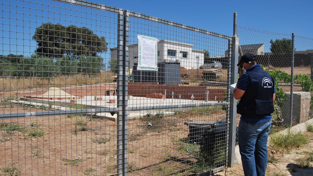 Una de las edificaciones ilegales precintadas en Arcos de la Frontera
