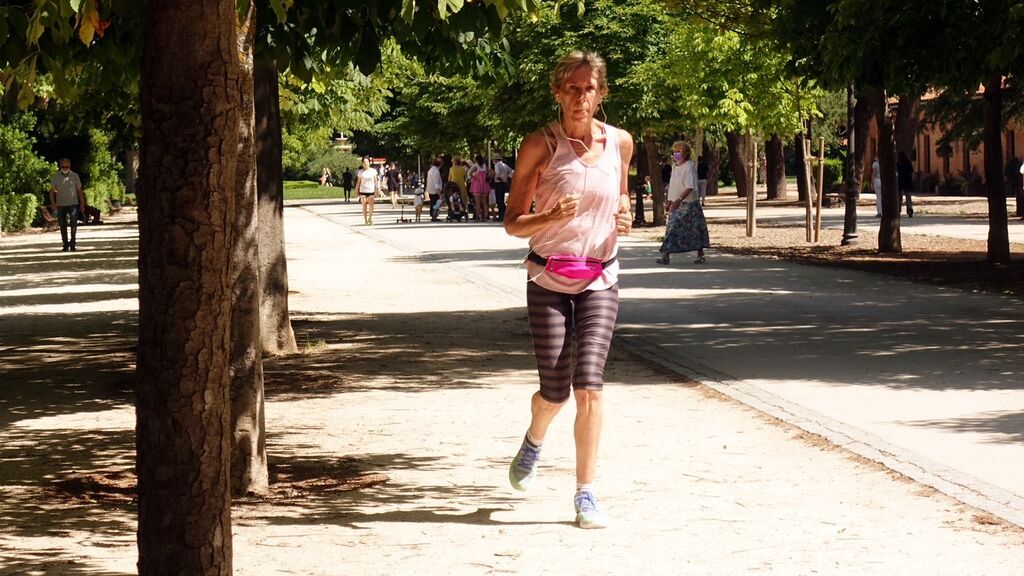 Una mujer practica carrera de fondo en el Parque del Retiro de Madrid.