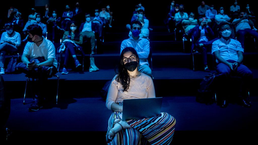 EuropaPress_3816760_29_june_2021_spain_barcelona_visitor_listens_to_tesla_and_spacex_founder