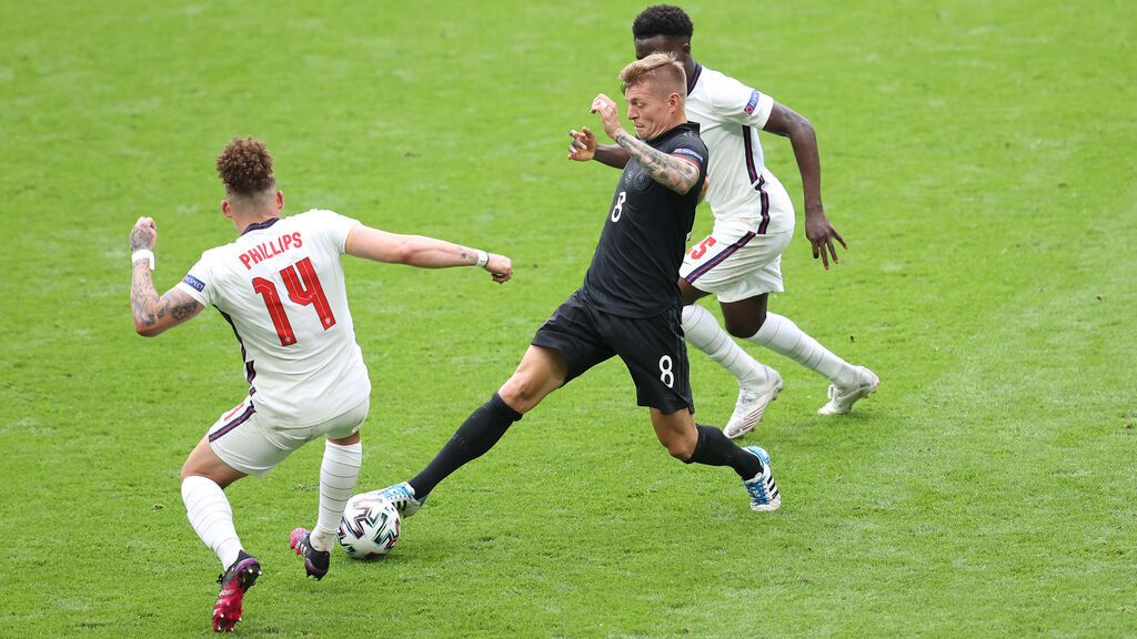 EuropaPress_3816484_toni_kroos_of_germany_and_kalvin_phillips_bukayo_saka_of_england_during_the