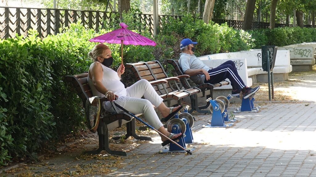 Dos personas mayores se ejercitan en el Parque del Retiro de Madrid.