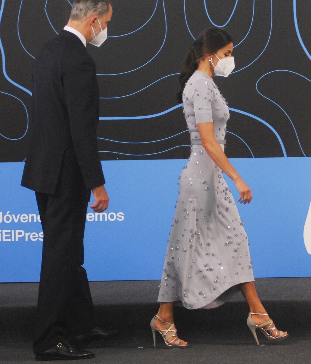 EuropaPress_3821492_reyes_felipe_vi_letizia_antes_entrar_ceremonia_entrega_premios_fundacion (1)