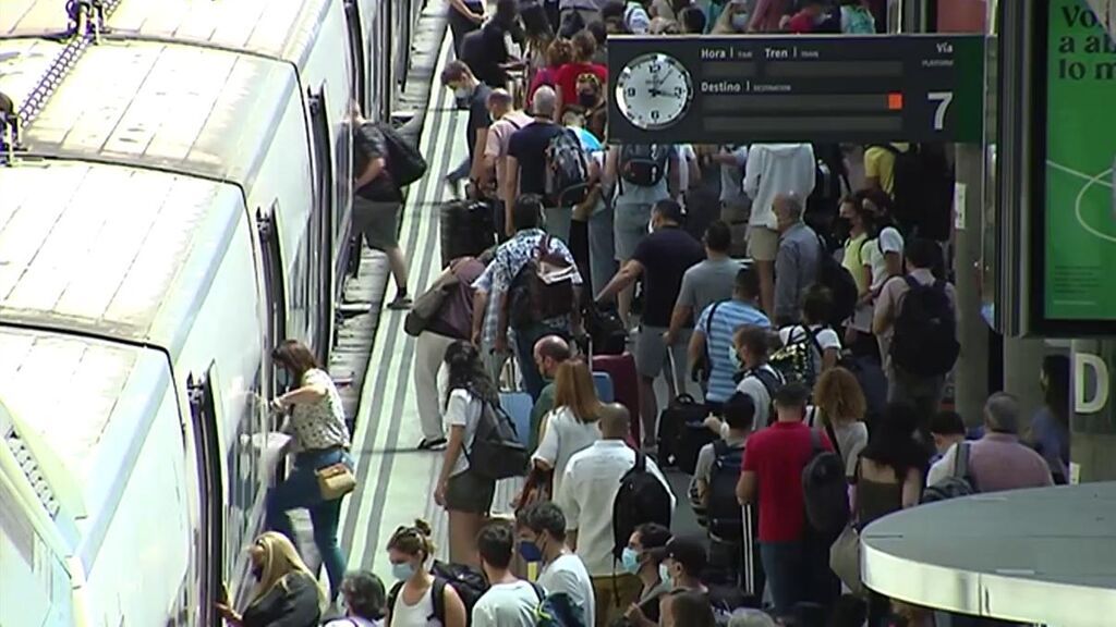 Arranca la operación salida de verano con los contagios de covid al alza y la gasolina en máximos