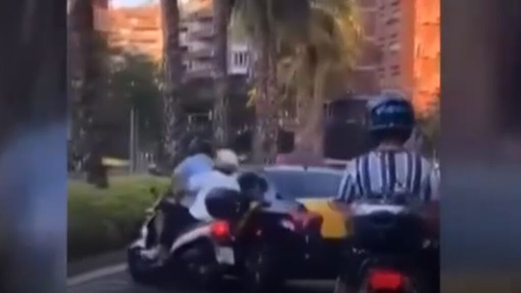 Identifican al taxista que embistió a un motorista que llevaba a un niño en una calle de Barcelona